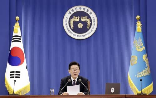 발언하는 이재명 대통령 발언하는 이재명 대통령     (서울=연합뉴스) 한상균 기자 = 이재명 대통령이 26일 청와대에서 열린 수석보좌관회의에서 발언하고 있다. 2026.2.26     xyz@yna.co.kr (끝)   <저작권자(c) 연합뉴스, 무단 전재-재배포, AI 학습 및 활용 금지>