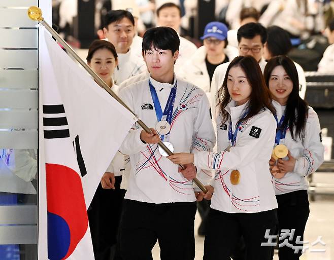 2026 밀라노·코르티나담페초 동계 올림픽에 출전했던 쇼트트랙 최민정과 황대헌, 김길리 등 선수단이 24일 인천국제공항 제2여객터미널을 통해 귀국하고 있다. 인천공항=박종민 기자