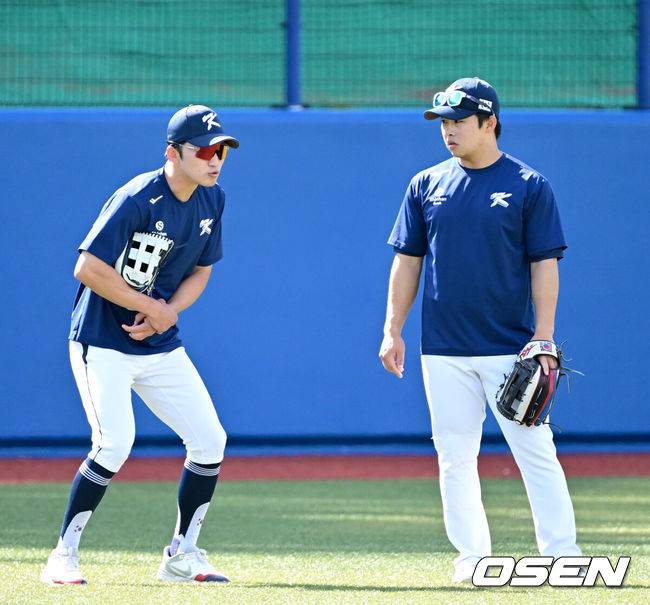 [OSEN=오키나와(일본), 최규한 기자] 2026 WBC(월드베이스볼클래식)를 준비하는 대한민국 야구 대표팀이 24일 일본 오키나와 가데나 야구장에서 프로야구 KIA 타이거즈와 연습경기를 펼쳤다. 야구 대표팀은 오키나와에서 국내 팀들과 6차례 연습경기를 치르며 전력을 끌어올릴 예정이다. 대표팀 박해민과 문현빈이 수비 훈련을 펼치고 있다. 2026.02.24 / dreamer@osen.co.kr