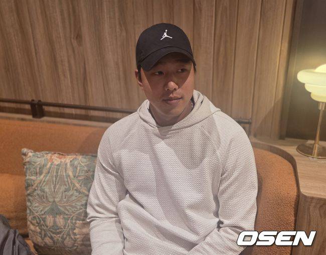 [OSEN=인천공항, 한용섭 기자]&nbsp;LG 트윈스 정우영이 25일 미국에서 귀국, 취재진과 인터뷰를 하고 있다. /orange@osen.co.kr