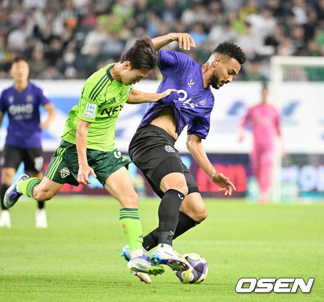 [OSEN=전북, 민경훈 기자] 8일 오후 전주월드컵경기장에서 하나은행 K리그1 2025 25라운드 전북현대와 FC안양의 경기가 열렸다.  전북은 이날 21경기 연속 무패에 도전한다.전반 안양 모따가 전북 강상윤과 볼다툼을 하고 있다. 2025.08.08 / rumi@osen.co.kr