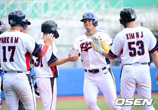 [OSEN=오키나와(일본), 최규한 기자] 2026 WBC(월드베이스볼클래식)를 준비하는 대한민국 야구 대표팀이 26일 일본 오키나와 가데나 야구장에서 프로야구 삼성 라이온즈와 연습경기를 펼쳤다. 야구 대표팀은 오키나와에서 국내 팀들과 6차례 연습경기를 치르며 전력을 끌어올릴 예정이다.5회말 1사 만루 상황 대표팀 안현민이 달아나는 우월 만루포를 날리고 홈을 밟으며 선행주자들과 기뻐하고 있다. 2026.02.26 / dreamer@osen.co.kr