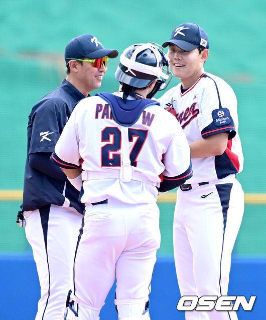 [OSEN=오키나와(일본), 최규한 기자] 2026 WBC(월드베이스볼클래식)를 준비하는 대한민국 야구 대표팀이 26일 일본 오키나와 가데나 야구장에서 프로야구 삼성 라이온즈와 연습경기를 펼쳤다. 야구 대표팀은 오키나와에서 국내 팀들과 6차례 연습경기를 치르며 전력을 끌어올릴 예정이다.3회초 2사 만루 상황 대표팀 선발 소형준과 포수 박동원이 마운드를 방문한 김광삼 코치와 대화를 나누고 있다. 2026.02.26 / dreamer@osen.co.kr