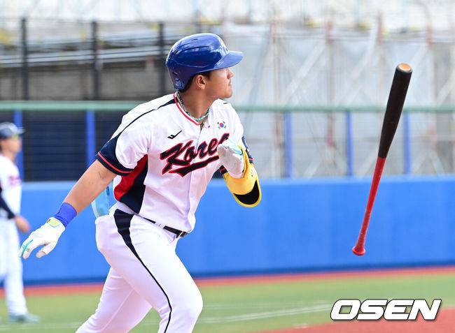 [OSEN=오키나와(일본), 최규한 기자] 2026 WBC(월드베이스볼클래식)를 준비하는 대한민국 야구 대표팀이 26일 일본 오키나와 가데나 야구장에서 프로야구 삼성 라이온즈와 연습경기를 펼쳤다. 야구 대표팀은 오키나와에서 국내 팀들과 6차례 연습경기를 치르며 전력을 끌어올릴 예정이다.5회말 1사 만루 상황 대표팀 안현민이 달아나는 우월 만루포를 날리고 있다. 2026.02.26 / dreamer@osen.co.kr