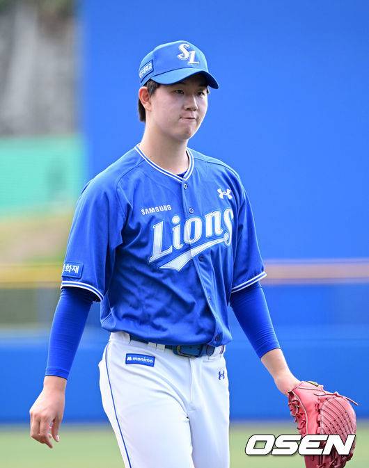 [OSEN=오키나와(일본), 최규한 기자] 2026 WBC(월드베이스볼클래식)를 준비하는 대한민국 야구 대표팀이 26일 일본 오키나와 가데나 야구장에서 프로야구 삼성 라이온즈와 연습경기를 펼쳤다. 야구 대표팀은 오키나와에서 국내 팀들과 6차례 연습경기를 치르며 전력을 끌어올릴 예정이다.4회말 투구를 마친 삼성 투수 장찬희가 더그아웃으로 향하고 있다. 2026.02.26 / dreamer@osen.co.kr