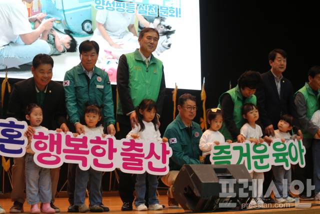 ▲ 우영선 전 영주시새마을회장이 저출산극복을 위한 홍보활동을 펼치고 있다. ⓒ프레시안(최홍식)