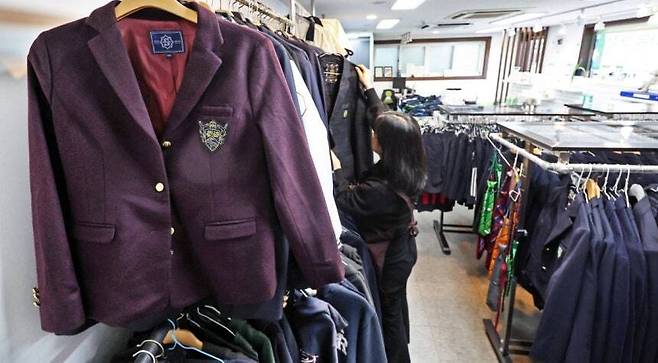 기부받은 중고 교복을 저렴하게 판매하는 나눔교복매장에서 관계자가 교복을 정리하고 있다. 뉴스1