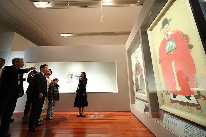 이재명 대통령과 김혜경 여사가 26일 서울 용산구 국립중앙박물관에서 열리고 있는 '우리들의 이순신' 특별전 전시를 관람하고 있다.