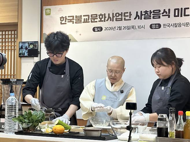 사찰음식 명장 1호 선재스님이 26일 서울 종로구 한국사찰음식문화체험관에서&nbsp;‘가평 잣채소국수’를 만들고 있다. 박성준 선임기자