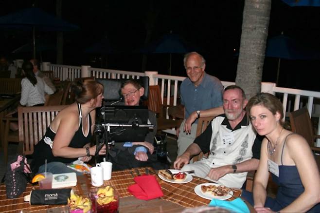 2006년 미국령 버진아일랜드에서 열린 엡스타인 후원 과학 행사에 참석한 스티븐 호킹 박사의 모습. 미 법무부(DOJ)