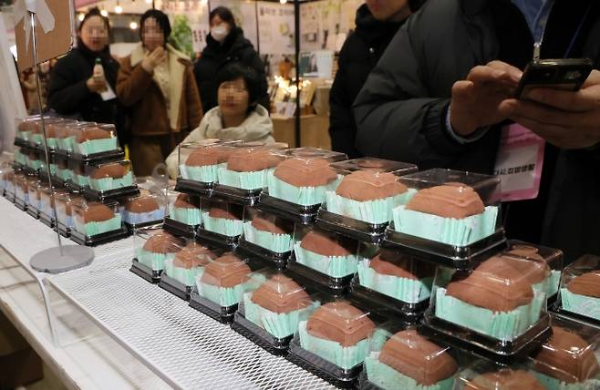 두쫀쿠 열풍 당시 한 매장에 진열된 두쫀쿠 모습. 연합뉴스