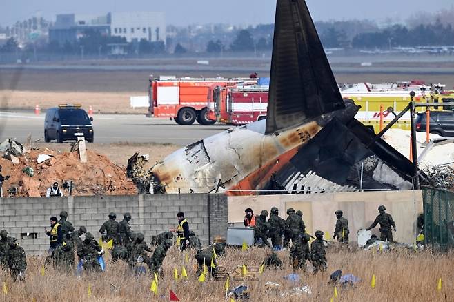 30일 오전 전남 무안국제공항에서 군인들이 전날 발생한 제주항공 여객기 충돌 폭발 사고 잔해를 수색하고 있다. 2024.12.30 무안 도준석 전문기자