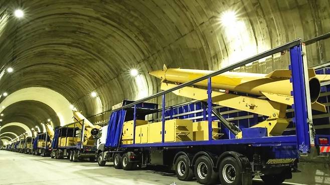 이란의 이동식 탄도미사일 발사대가 지하 터널 시설에 배치돼 있다. 이란 매체·워존 캡처