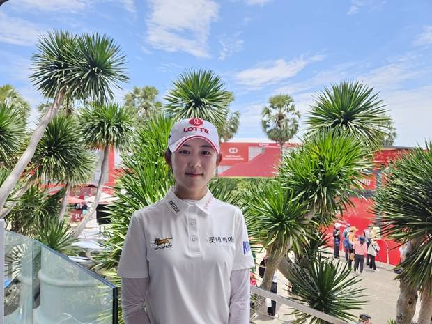 황유민이 26일 싱가포르 센토사GC에서 열린 LPGA 투어 HSBC 위민스 월드 챔피언십 1라운드가 끝난 뒤 클럽하우스에서 포즈를 취하고 있다.