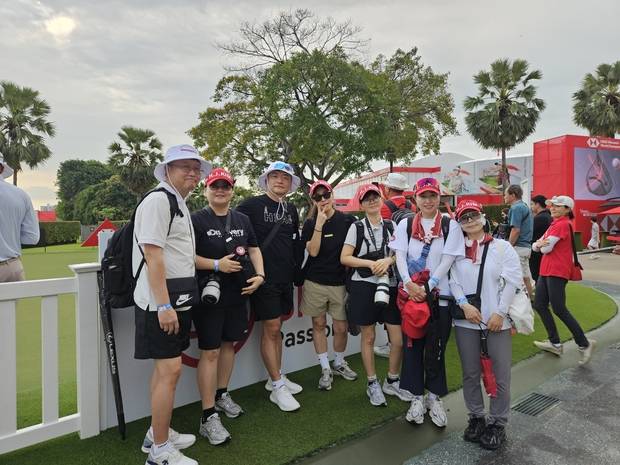 26일 김효주를 응원하기 위해 LPGA 투어 HSBC 위민스 월드 챔피언십을 찾은 팬클럽 ‘슈팅 스타’ 회원들이 경기가 열린 센토사GC에서 기념촬영을 하고 있다.