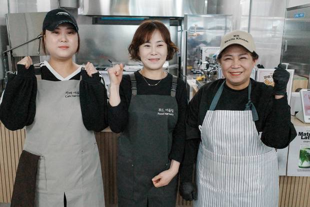 전북 장수 어울림센터에서 기본소득 사용이 가능한 음식점을 운영 중인 자영업자들이 사진 촬영에 임하고 있다. 사진 왼쪽부터 이정민 카페 어울림 대표, 이난희 푸드 어울림 대표, 김수경(필리핀 이름 레오노라) 마닐라 키친 대표. 공동 취재단