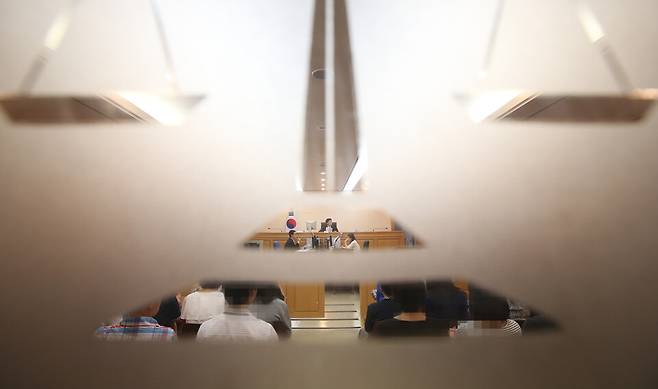 국가인권위원회는 범죄를 저질렀지만 형사 처벌 대신 보호 처분을 받는 미성년자(촉법소년) 기준 연령을 낮추면 안 된다는 기존 입장을 유지하기로 결정했다. 이재명 대통령이 공개적으로 촉법소년 연령 하향의 필요성을 거론한 지 이틀 만이다. 사진은 지난 2013년 학교폭력 등의 문제를 일으켜 관심이 요구되는 청소년들이 서울남부지방법원에서 절도혐의로 기소된 소년범 재판을 방청하고 있는 모습이다. ⓒ연합뉴스