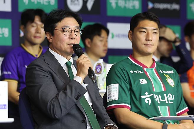 대전하나시티즌 황선홍 감독(왼쪽)과 주장 주민규가 24일 서울 서대문구 스위스그랜드호텔서 열린 ‘하나은행 K리그 2026 개막 미디어데이’에서 소감을 밝히고 있다. 대전하나는 가장 강력한 우승후보로 거론된 한편, ‘공공의 적’으로도 지목돼 눈길을 끌었다. 뉴시스