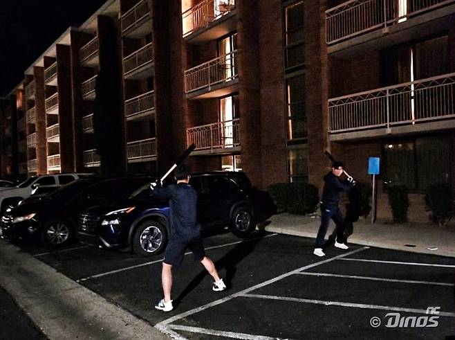 NC 오장한(왼쪽)은 2026시즌 스프링캠프서 장타를 폭발하며 코치진의 이목을 끌고 있다. 그는 2026시즌 팀의 히트상품을 꿈꾼다. 사진제공｜NC 다이노스