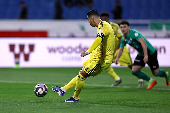 알 나스르 호날두가 26일 알 나즈마전에서 페널티킥으로 골을 넣고 있다. 로이터연합뉴스