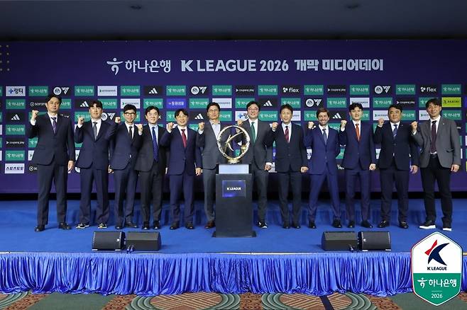 K리그1 사령탑들이 26일 서울 홍은동 스위스 그랜드호텔에서 열린 하나은행 K리그1 미디어데이에서 우승컵과 함께 기념사진을 촬영하고 있다. 프로축구연맹 제공