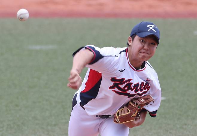 WBC 대표팀 정우주가 26일 일본 오키나와 가데나 구장에서 열린 삼성과 연습경기 2번째 투수로 4회부터 등판해 투구하고 있다. 연합뉴스