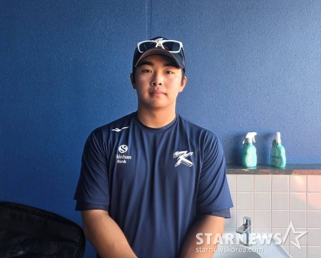 한화 문현빈이 24일 일본 오키나와현 카데나에 위치한 카데나 야구장에서 열린 2026 월드베이스볼클래식(WBC) 대비 연습경기를 앞두고 인터뷰에 응했다. /사진=김동윤 기자
