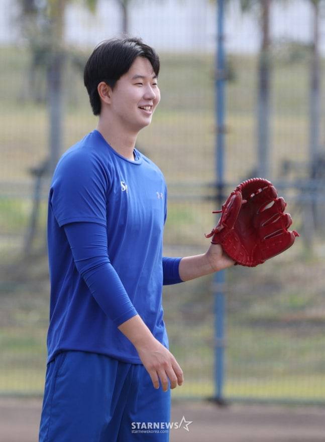 삼성 라이온즈 선수단이 19일 일본 오키나와 온나손 아카마 구장에서 2차 스프링캠프 일정을 진행했다. 투수 장찬희가 피칭 훈련을 하고 있다. /사진=김진경 대기자