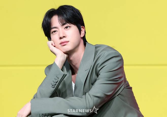 (서울=뉴스1) 권현진 기자 = 방탄소년단(BTS) 진이 15일 서울 종로구 JW메리어트 동대문 스퀘어 서울에서 열린 넷플릭스 새 예능 '대환장 기안장' 기자간담회에서 포즈를 취하고 있다.  '대환장 기안장'은 기안적 낭만이 가득한 울릉도 기안장에서 기안84와 서포트 멤버 방탄소년단 진, 배우 지예은이 숙박객들과 펼치는 기상천외한 신개념 민박 버라이어티다. 2025.4.15/뉴스1  Copyright (C) 뉴스1. All rights reserved. 무단 전재 및 재배포,  AI학습 이용 금지. /사진=(서울=뉴스1) 권현진 기자