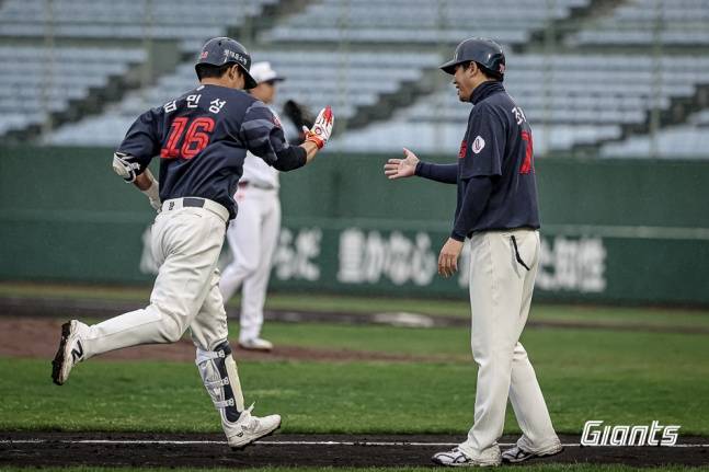 김민성(왼쪽)이 26일 일본 미야자키현 히나타 산마린 스타디움에서 열린 2026 미야자키 구춘대회에서 두산 베어스를 상대로 3회초 1사 만루에서 홈런을 때려냈다.  /사진=롯데 자이언츠 제공