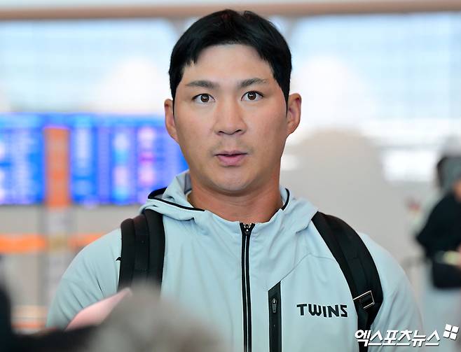 LG트윈스가 2차 스프링캠프를 위해 25일 오전 인천국제공항을 통해 일본 오키나와로 출국했다.  출국 전 인터뷰하는 LG 오지환. 인천공항, 김한준 기자