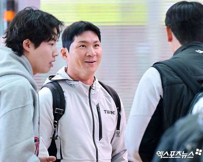 LG트윈스가 2차 스프링캠프를 위해 25일 오전 인천국제공항을 통해 일본 오키나와로 출국했다.  출국장으로 향하는 LG 오지환. 인천공항, 김한준 기자