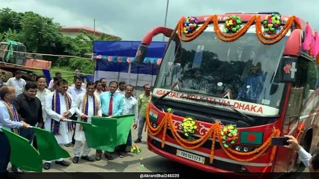 인도-방글라데시 운행 버스 [인도 매체 NDTV 캡처. 재판매 및 DB 금지]