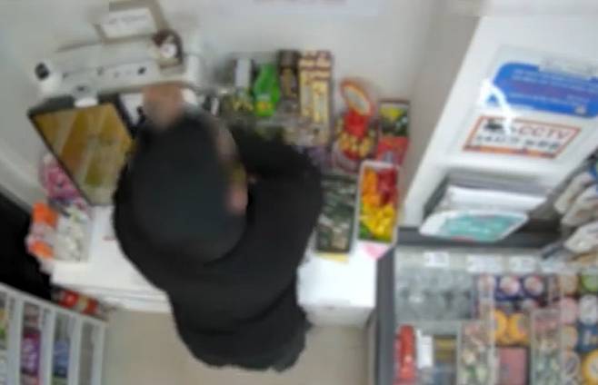 장도리로 결제단말기 파손하는 피의자 [대전경찰청 제공. 재판매 및 DB 금지]