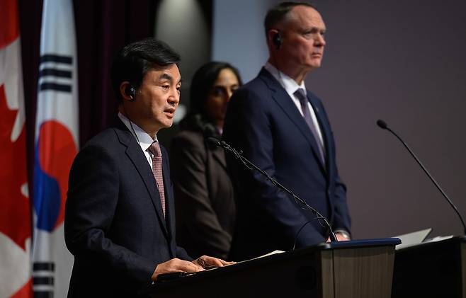 공동 기자회견 나선 한·캐나다 국방장관 25일(현지시간) 캐나다 수도 오타와에서 열린 한-캐나다 군사·국방 비밀정보보호협정 체결식 후 공동 기자회견에서 안규백 국방장관이 발언하고 있다. 오른쪽은 데이비드 맥귄티 캐나다 국방장. [국방부 제공. 재판매 및 DB 금지]
