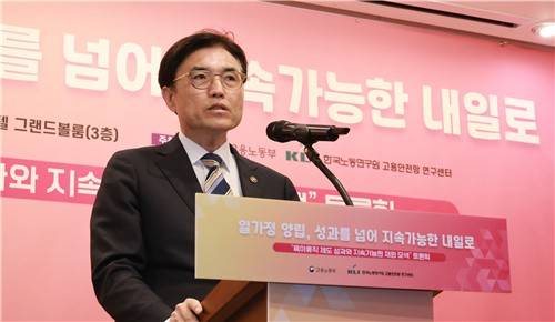 권창준 고용노동부 차관 권창준 고용노동부 차관이 26일 서울 로얄호텔에서 열린 '육아휴직제도 성과와 지속 가능한 재원구조' 토론회에서 인사말을 하고 있다. 2026.02.26 [고용노동부 제공. 재판매 및 DB 금지]