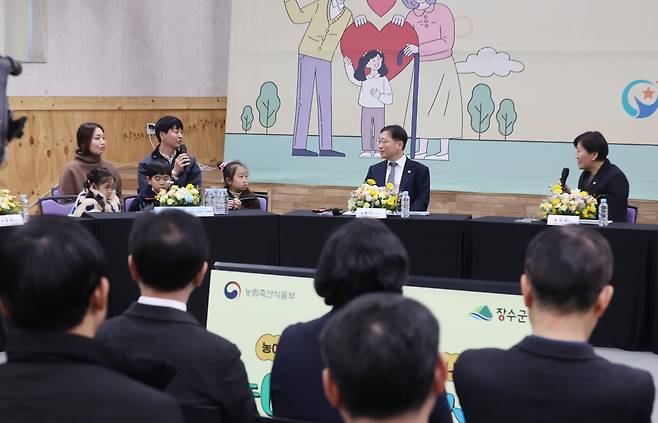 장수 다둥이 가족도 "기본소득 기대" (장수=연합뉴스) 나보배 기자 = 전북 장수군민에게 '농어촌 기본소득'이 처음 지급된 26일 장수군청에서 열린 기본소득 1호 수령자 전달식에서 송미령 농림축산식품부 장관(오른쪽)이 장수 다둥이 가족과 기본소득에 관해 이야기를 나누고 있다. 2026.2.26 warm@yna.co.kr