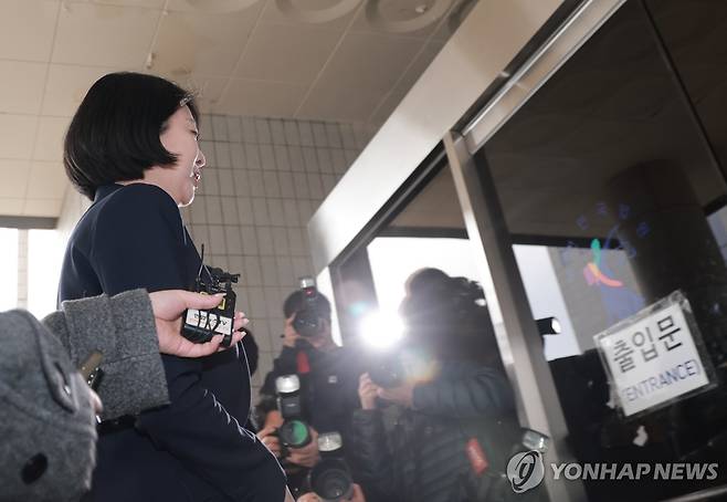 배현진 의원, '당원권 1년 정지' 효력 정지 가처분 심문 출석 (서울=연합뉴스) 신현우 기자 = 국민의힘 배현진 의원이 26일 서울 양천구 서울남부지방법원에서 열린 당 중앙윤리위원회의 당원권 정지 1년 처분 효력 정지 가처분 신청 사건 심문 기일에 출석하고 있다. 2026.2.26 nowwego@yna.co.kr