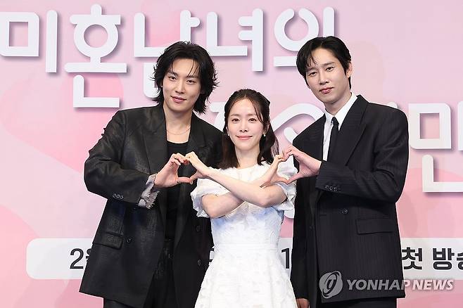 드라마 '미혼남녀의 효율적 만남' 배우들 (서울=연합뉴스) 강민지 기자 = 26일 서울 구로구 더링크호텔에서 열린 JTBC 드라마 '미혼남녀의 효율적 만남' 제작발표회에서 배우들이 포즈를 취하고 있다. 왼쪽부터 이기택, 한지민, 박성훈. 2026.2.26 mjkang@yna.co.kr