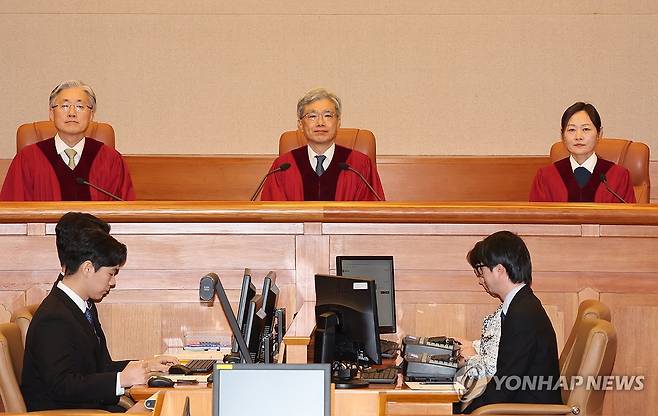 헌재 1월 심판사건 선고 (서울=연합뉴스) 서명곤 기자 = 29일 서울 종로구 헌법재판소 심판정에서 열린 변호인 접견불허 위헌확인 헌법소원 선고기일에 김상환 헌법재판소장을 비롯한 헌법재판관들이 재판 시작을 기다리고 있다. 2026.1.29 seephoto@yna.co.kr