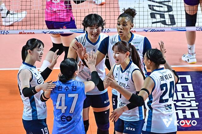 득점 후 기뻐하는 실바와 GS칼텍스 선수들 [한국배구연맹 제공. 재판매 및 DB 금지]