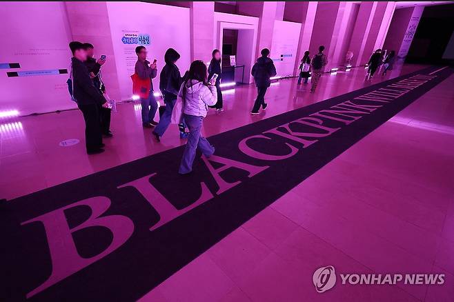 블랙핑크, 국립중앙박물관과 대규모 협업 (서울=연합뉴스) 진연수 기자 = 26일 오후 서울 용산구 국립중앙박물관에서 열린 블랙핑크 새 미니앨범 '데드라인'(DEADLINE) 사전 청음 행사에서 참석자들이 이동하고 있다. 
    블랙핑크는 새 미니앨범 발매를 기념해 국립중앙박물관과 손잡고 대규모 협업 프로젝트를 선보인다. 2026.2.26 jin90@yna.co.kr