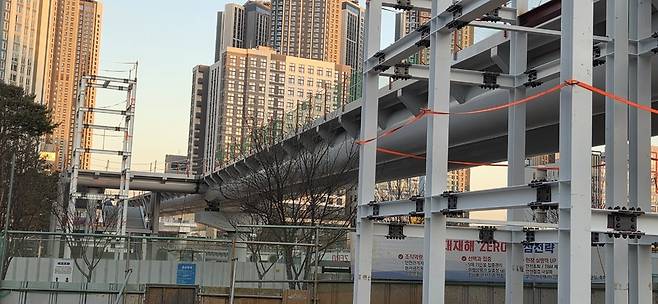 ▲파주 경의중앙선 운정역 공중보행육교가 가람마을 아파트단지와 3월 말 직접 연결돼 시민들의 보행 편의가 크게 개선될 전망이다.상판 설치 공사 현장.