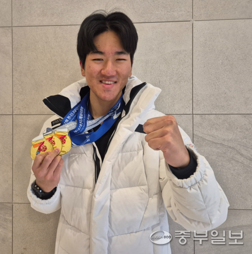 27일 강원 평창 알펜시아 바이애슬론 경기장서 열린 제107회 전국동계체육대회 바이애슬론 남자 대학부 계주서 우승한 조나단(한국방송통신대)가 기념사진을 찍고 있다. 평창=이건우기자