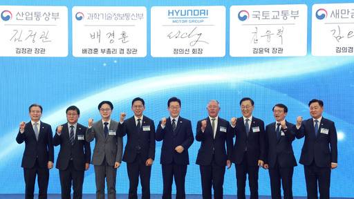 이재명 대통령이 27일 전북 군산새만금컨벤션센터에서 열린 새만금 로봇·수소·AI 시티 투자협약식에서 참석자들과 기념촬영을 하고 있다. 왼쪽부터 김용범 정책실장, 김성환 기후에너지환경부 장관, 김정관 산업부 장관, 배경훈 부총리 겸 과기부 장관, 이재명 대통령, 정의선 현대차그룹 회장, 김윤덕 국토부 장관, 김의겸 새만금개발청장, 김관영 전북도지사. /연합뉴스 제공