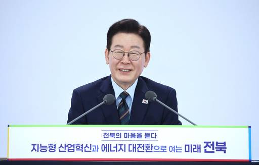 이재명 대통령이 27일 전북 전주시 전북대학교에서 열린 '전북의 마음을 듣다' 타운홀미팅 간담회에서 발언하고 있다. /연합뉴스 제공