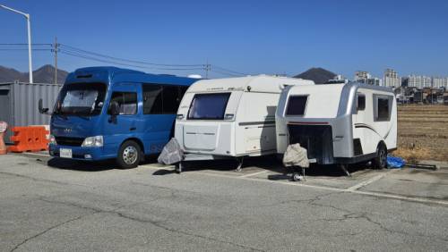 ◇26일 원주시 문막 공영주차장에 있는 카라반 등이 주차된 모습. 사진=김인규 기자
