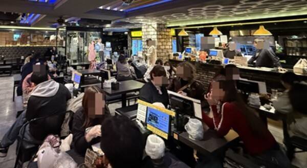 외국인 고객이 서울 홍대 소재한 bhc 매장에서 음식을 먹는 모습. [출처=EBN]