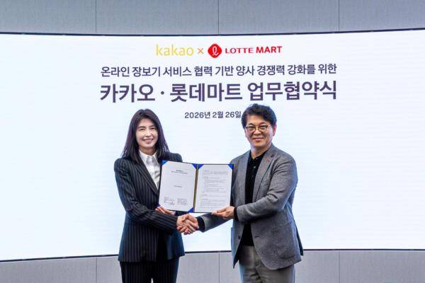 지난 26일 경기 성남 카카오 판교아지트에서 차우철 롯데마트·슈퍼 대표오른쪽와 정신아 카카오 대표이사가 롯데마트-카카오 온라인 장보기 경쟁력 강화를 위한 전략적 업무협약MOU를 체결했다 사진롯데마트