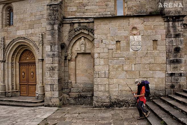 돌벽과 돌바닥은 길에 쌓인 시간을 느끼게 한다.